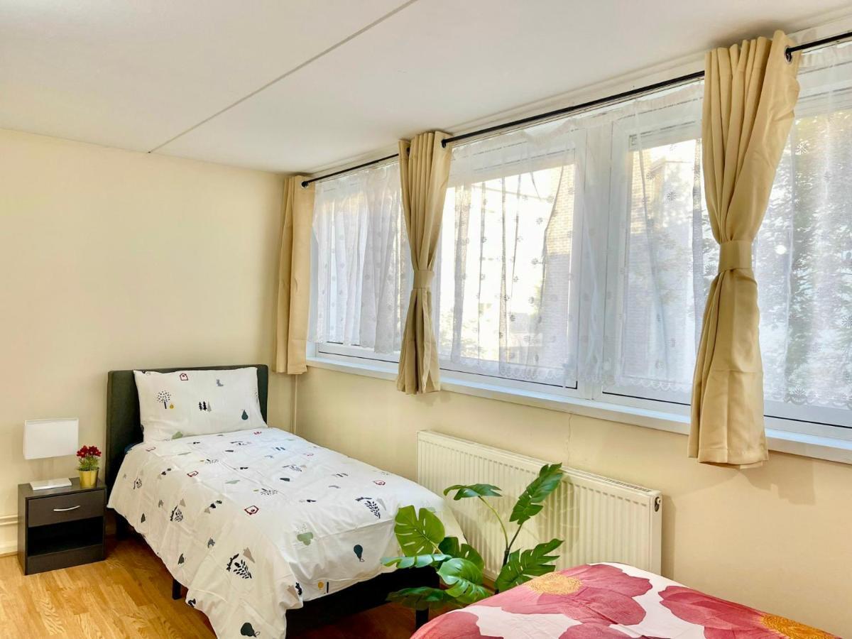 3Br Central London Close Station Exterior photo