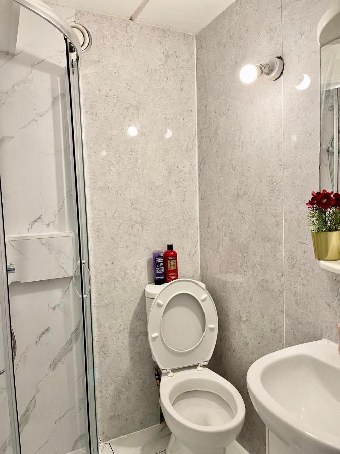 3Br Central London Close Station Exterior photo