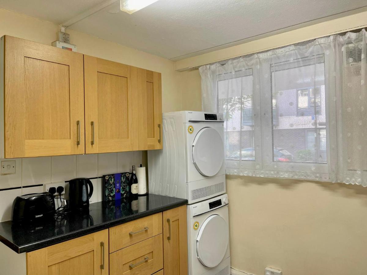 3Br Central London Close Station Exterior photo