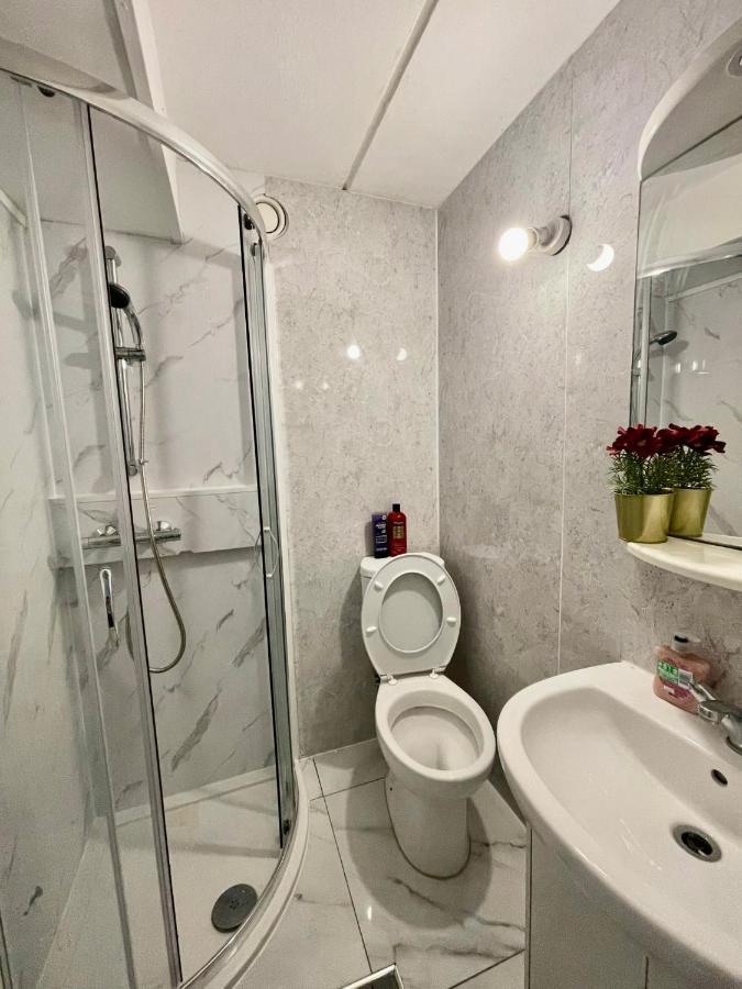 3Br Central London Close Station Exterior photo