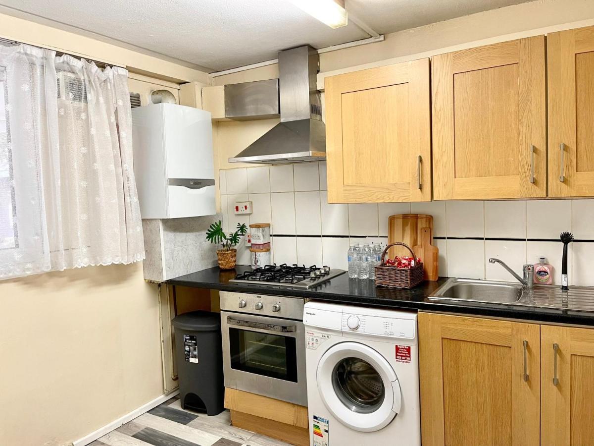 3Br Central London Close Station Exterior photo