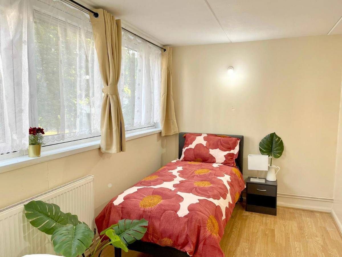 3Br Central London Close Station Exterior photo