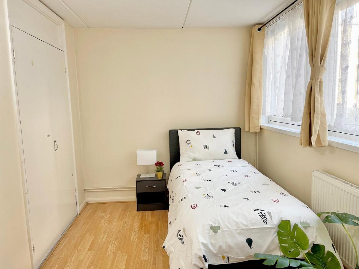 3Br Central London Close Station Exterior photo